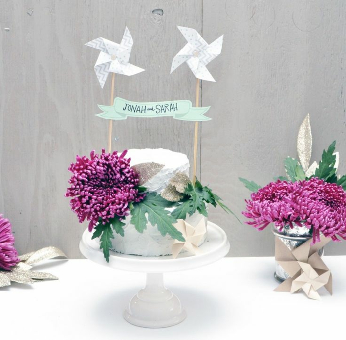 un gâteau de mariage à décoration élégante, un topper cake mini moulin à vent 
