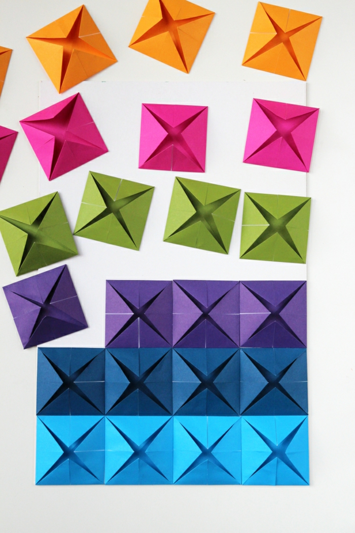 l'art de pliage papier au service de la décoration murale, panneau en origami coloré