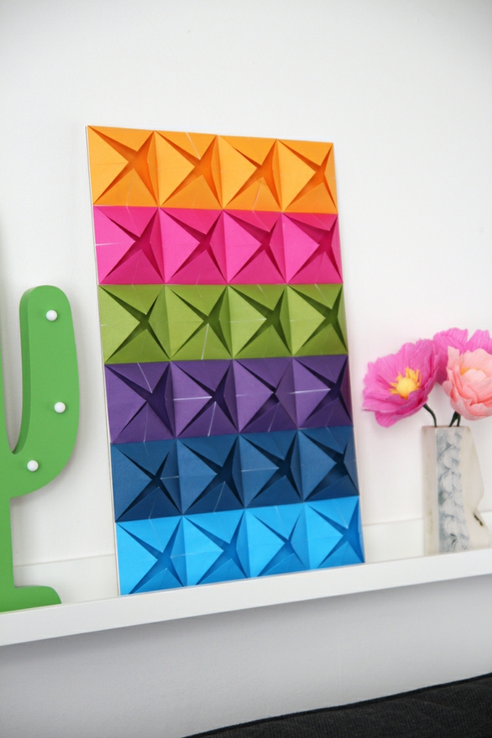 une décoration murale en origami, panneau d'origami facile coloré