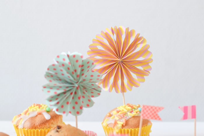 un simple tuto pour faire un mini moulin à vent en forme de rosace coloré, une décoration de cake idéale pour un baby shower
