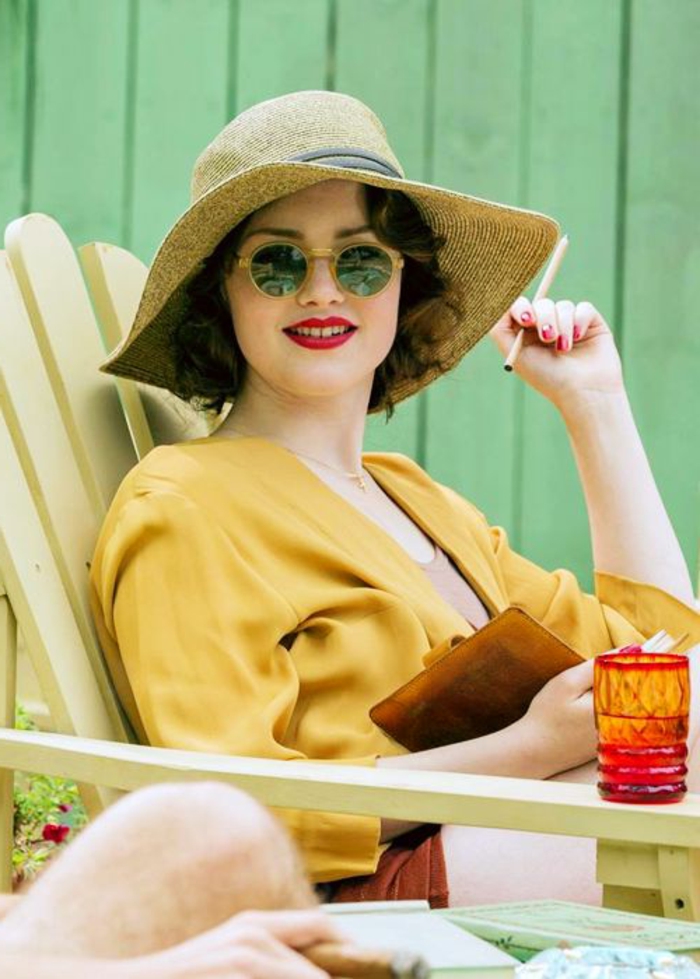 déguisement années 20, une flapper girls en veste jaune, chapeau à périphérie, lunettes rondes