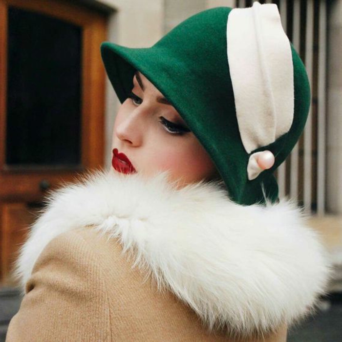 déguisement années 20, chapeau cloche vert, manteau beige, col fourrure blanc