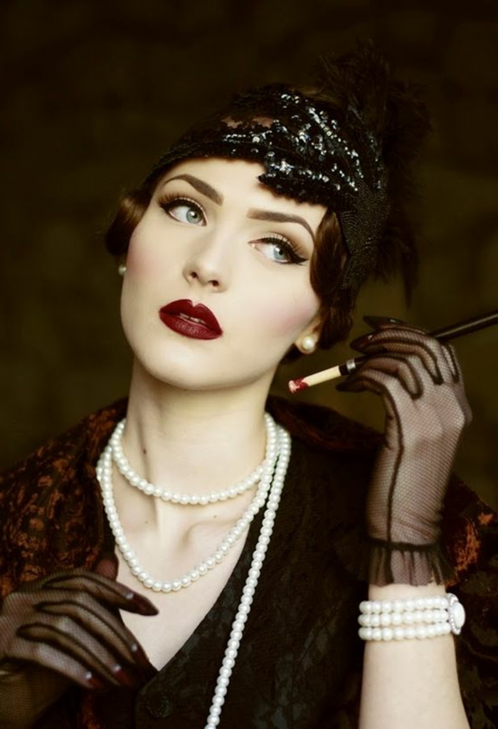 déguisement années 20, bijoux aves des perles, rouge à lèvres vif, make up de flapper