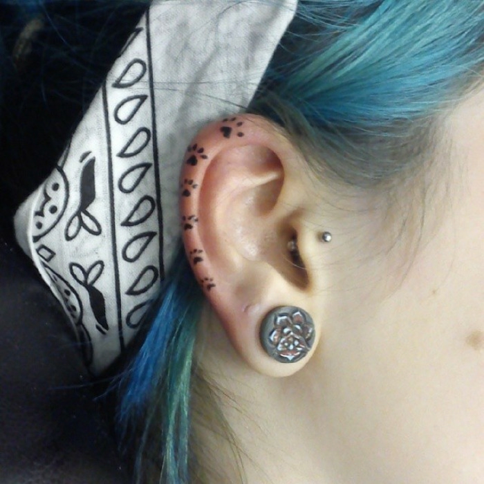 Tatouage femme sur l oreille quel tattoo choisir