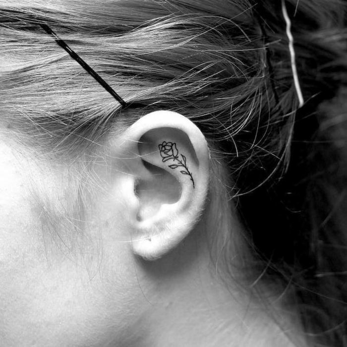 Endroit tatouage femme idée tatouage femme oreille rose sur l oreillw