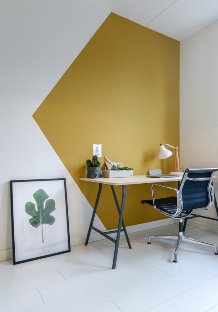 deux peintures pour réveiller l'intérieur blanc, espace bureaux moderne en blanc et ocre jaune doré