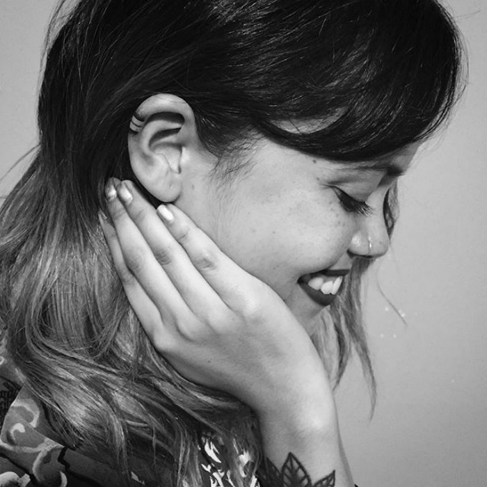 Excellente idée tatouage femme derriere oreille feminin lignes