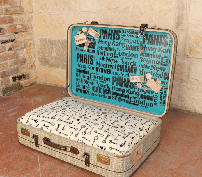 corbeille chien paniere niche avec vieille valise et coussin diy