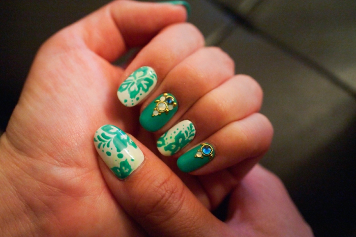 comment avoir de beaux ongles, manucure verte, motifs floraux, ongles longs, décoration nail