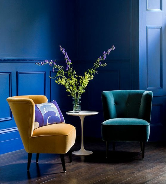 deco bleu canard et bleu marine, parquet marron foncé, fauteuil jaune, table d appoint blanche, fleurs, decor dramatique