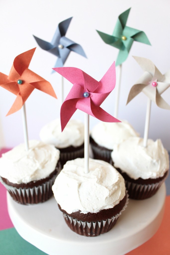 des cupcakes décorés de moulins à vent, utilisez un mini moulin à vent dans la décoration du buffet sucré