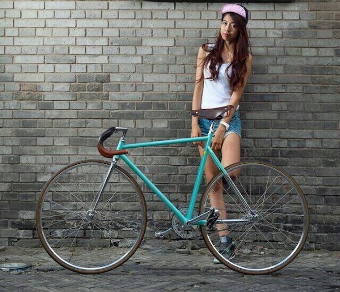 vélo à pignon fixe cadre de piste incliné sans frein fixie femme vintage