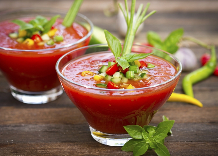 idée comment préparer un gazpacho soupe aux tomates, recette pique nique, ciboulette, concombres, pivrons jaunes, plat froid à consommer pendant l été