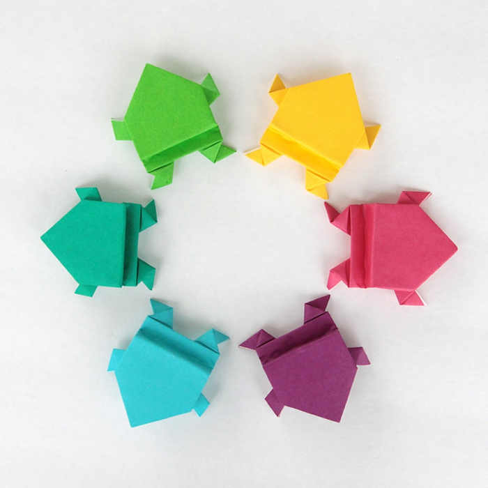 bricolage enfant facile avec pliage en papier origami, comment faire des origami animaux, grenouille sauteuse en papier coloré