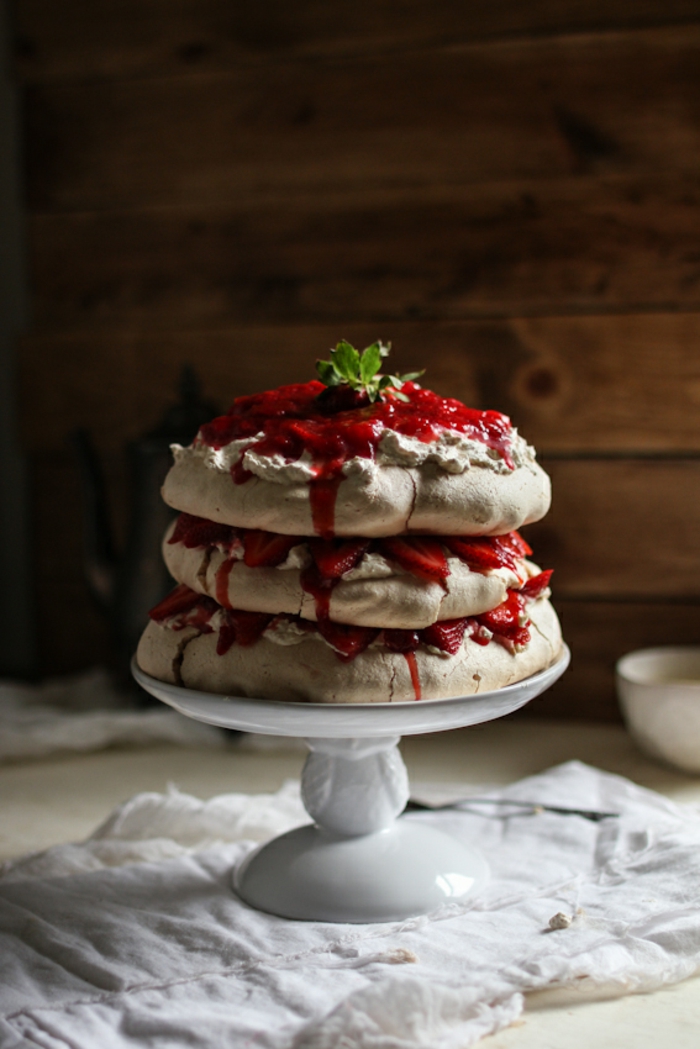 gâteau pavlova au beurre de cacahuète et à la confiture aux fraises, dessert australien original à base meringuée