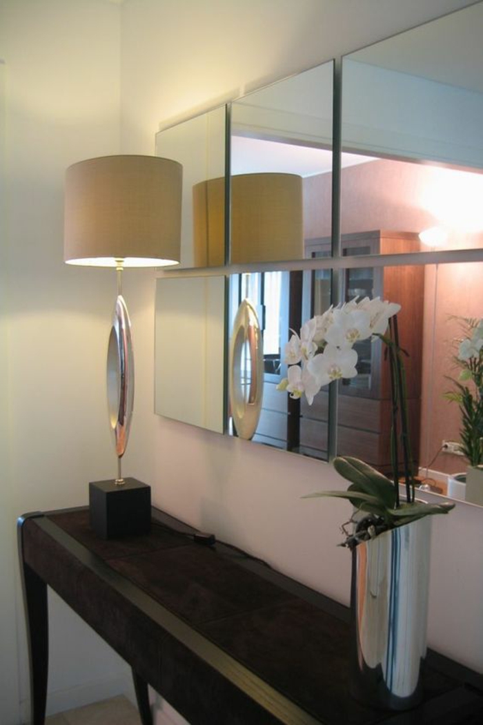 idee deco hall d entree maison avec lampadaire original et un vase en métal couleur argent