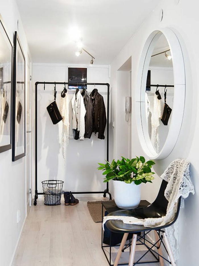 photos hall d'entrée maison avec miroir rond blanc style vestiaire pour couloir long et étroit