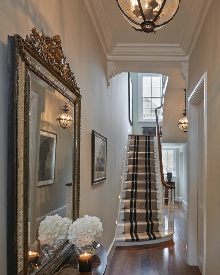 idee deco hall d entree maison avec grand miroir classique dans l'esprit du classicisme 