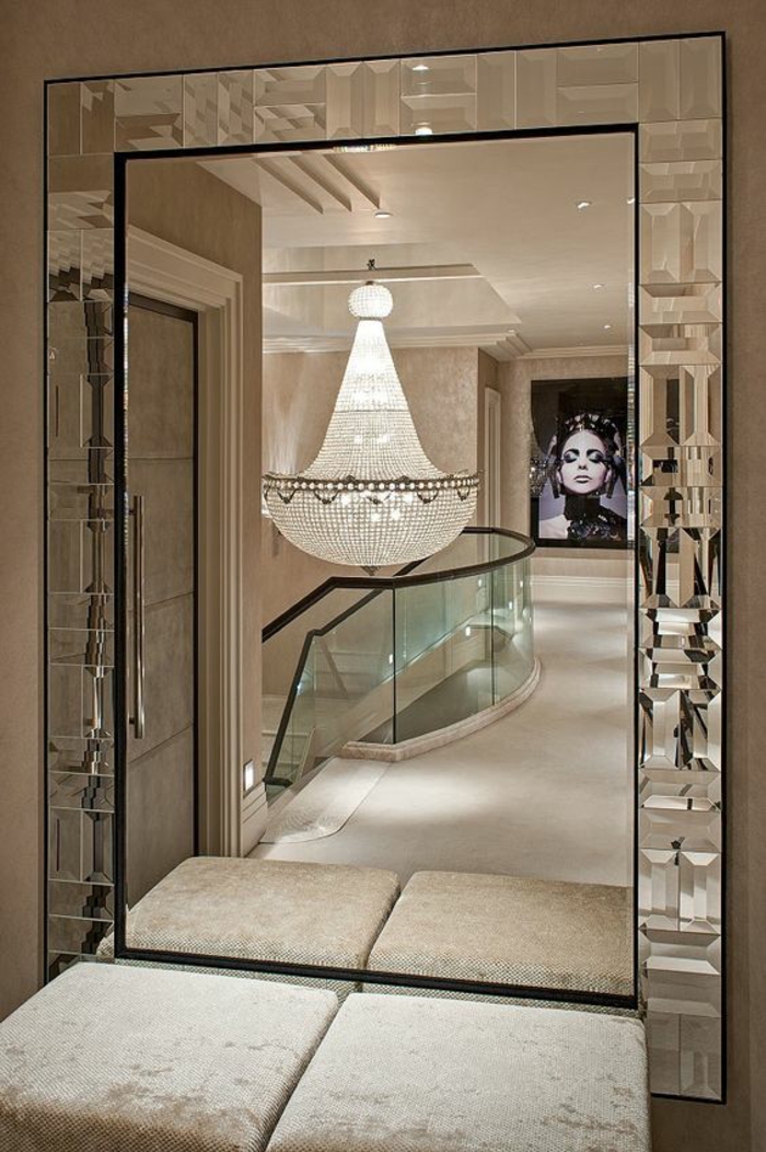 photos hall d'entrée maison avec grand miroir aux bords irréguliers étincelants 