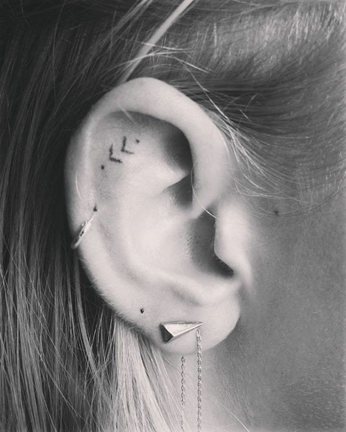 Idée tatouage lobe oreille signification tattoo fleur lignes signes