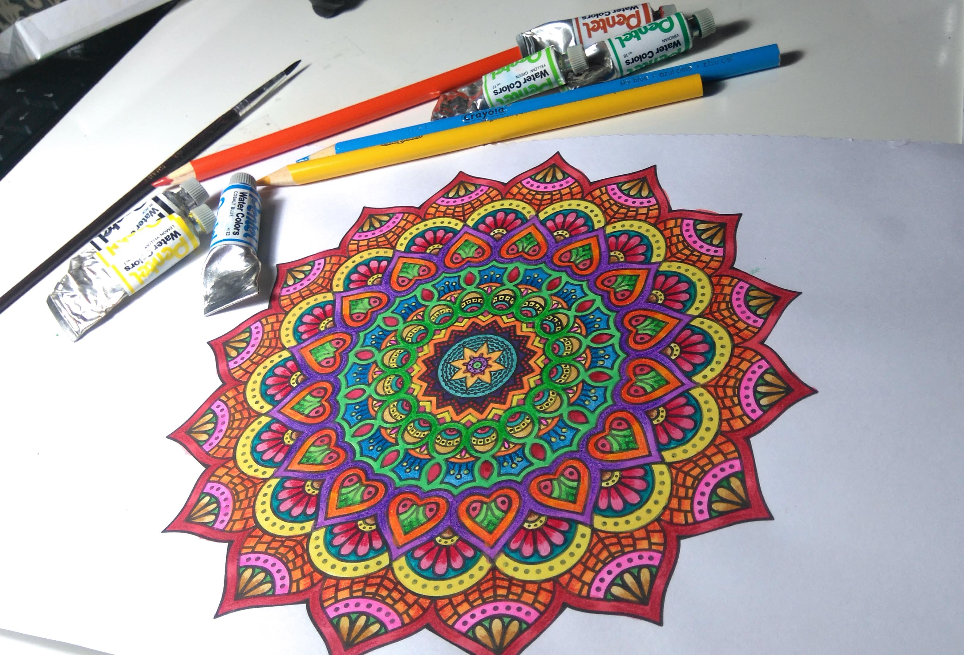 activité manuelle adulte faire un dessin coloriage mandala motifs floraux idée créative occupation