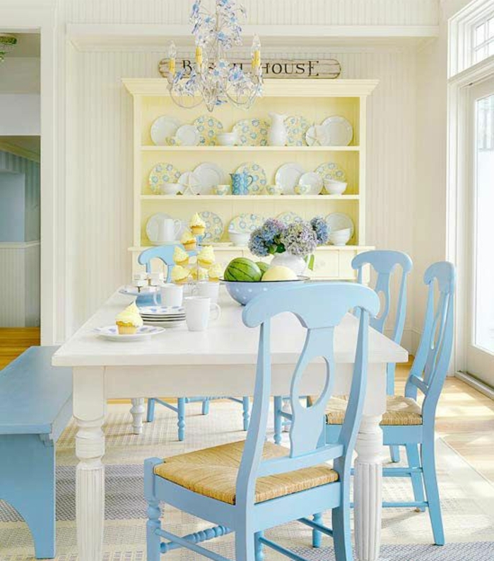 aménagement salle à manger, vaisselier jaune clair, chaise bleu clair et table blanche, parquet en bois clair, suspension elegante