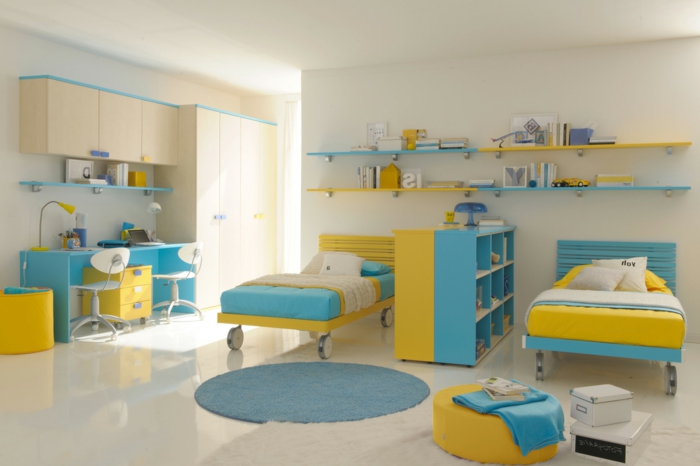 deco scandinave dans la chambre enfant, bureau, lits en jaune et bleu, revêtement sol et murs blanc, étagères, armoires en bois