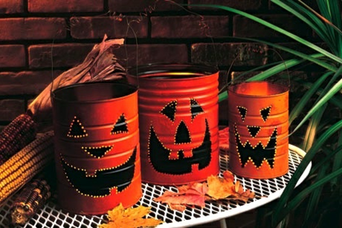 idee de bricolage halloween, des photophores orange fabriquées dans des boites de conserve jack o lantern, avec des trous, deco boite conserve