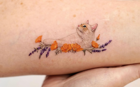 idee de tatouage sur avant bras femme chat fleur en couleurs