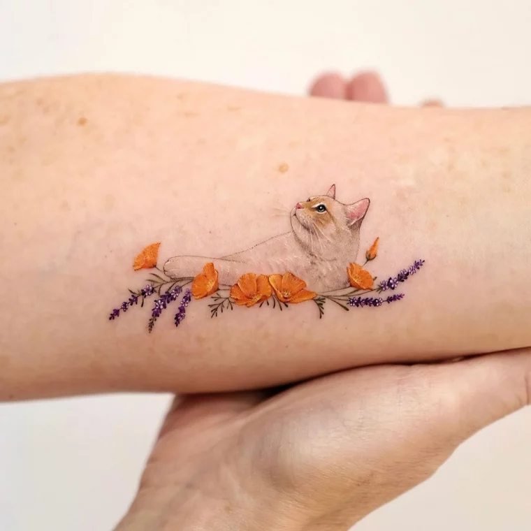 idee de tatouage sur avant bras femme chat fleur en couleurs