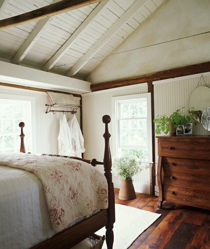 comemnt amenager une chambre sous pente, lit en bois vintage, couverture de lit motifs liberty, commode en bois rétro, parquet bois et poutres apparentes