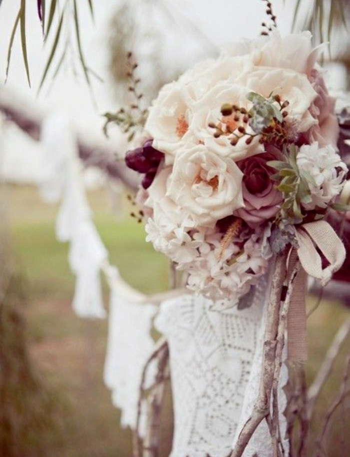 idée décoration mariage champetre chic, bouquet de roses et une guirlande de chutes de dentelle, deco exterieur