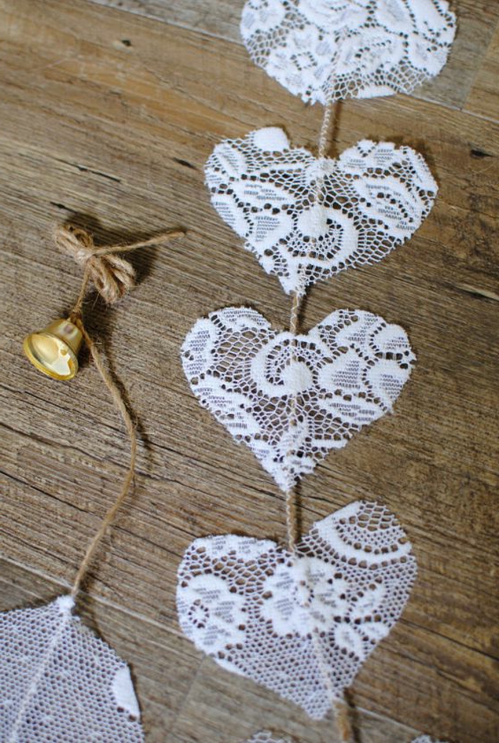 idée comment fabriquer une guirlande de coeurs en dentelle, attachés à une ficelle, idée décoration mariage