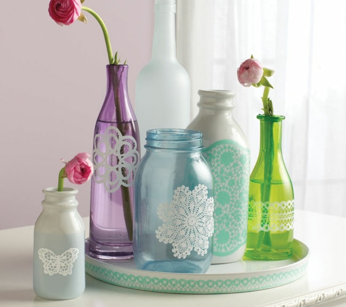 deco dentelle, comment customiser pot, bouteille en verre, motifs en dentelle blanche, fleurs fraiches