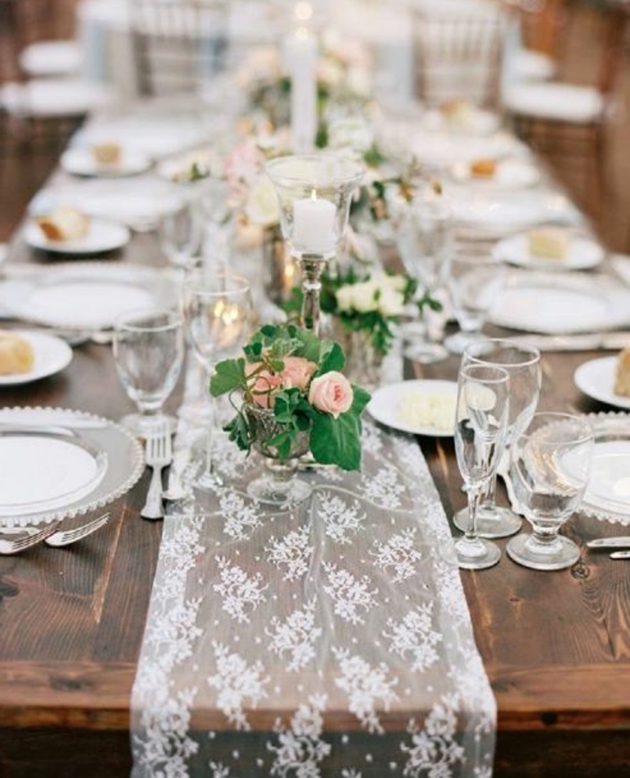 idee deco mariage, chemin de table en dentelle, fleurs dans des verres, couverts élégants, bougies,centre de table mariage champetre chic