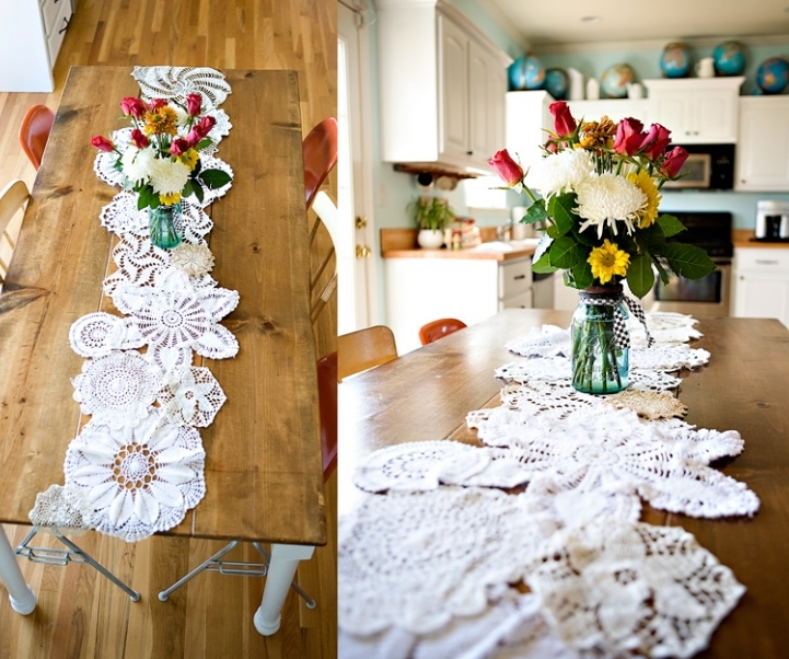 idée décoration mariage, table rustique, chemin de table blanc en dentelle, des napperons assemblés, bouquet de fleurs dans un vase
