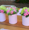 idee deco table mariage champetre recyclage boite de conserve transformée en diy pot de fleur customisé de papier rose et à rayures rose et blancs centre de table bouquets de fleurs