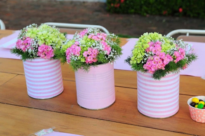 idee deco table mariage champetre recyclage boite de conserve transformée en diy pot de fleur customisé de papier rose et à rayures rose et blancs centre de table bouquets de fleurs