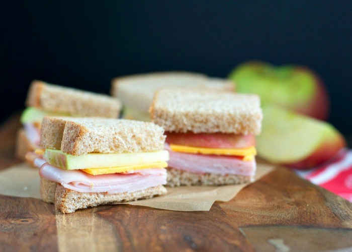 idee pour pique nique, recette sandwich trois ingrédients, tranches de pomme, cheddar et jambon entre deux tranches de pain complet, comment pique niquer
