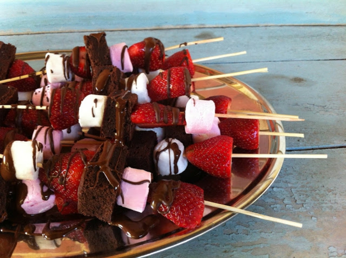 idee picnic brochettes, fraises, guimauve, murshmallows, cubes de brownie et chocolat, dessert pique nique recette rapide