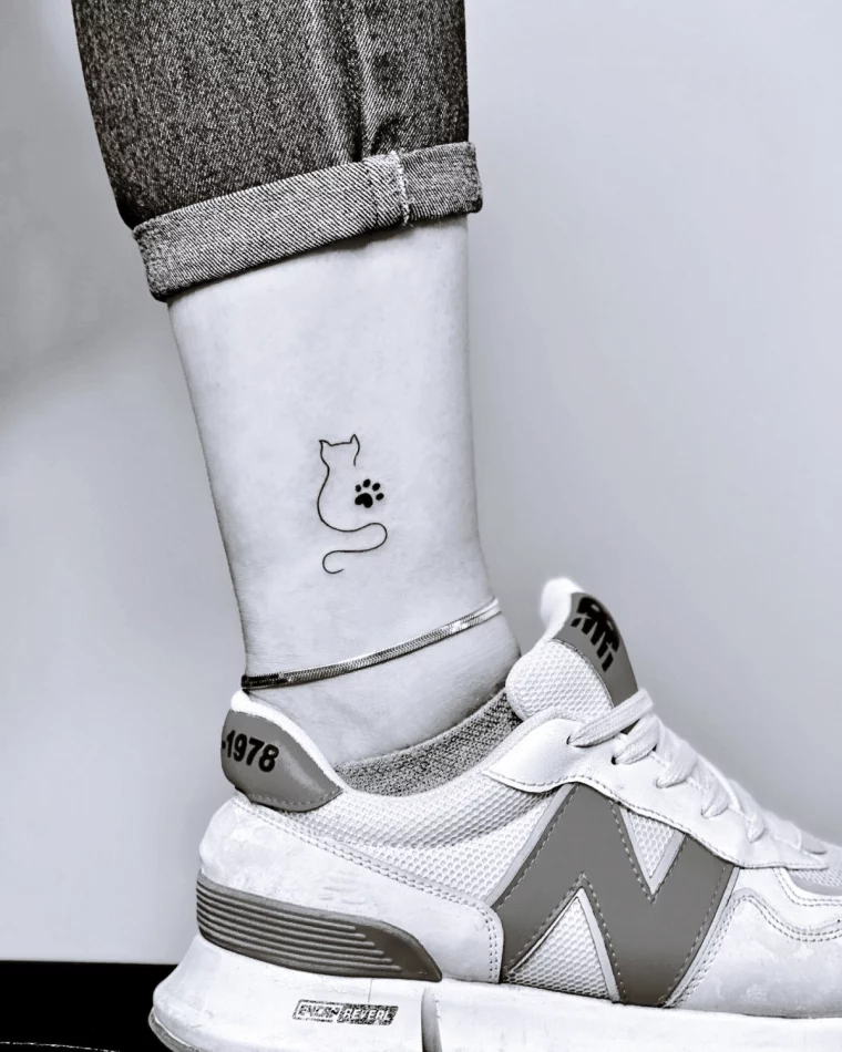 idee tatouage cheville dessin chat minimaliste jeans baskets