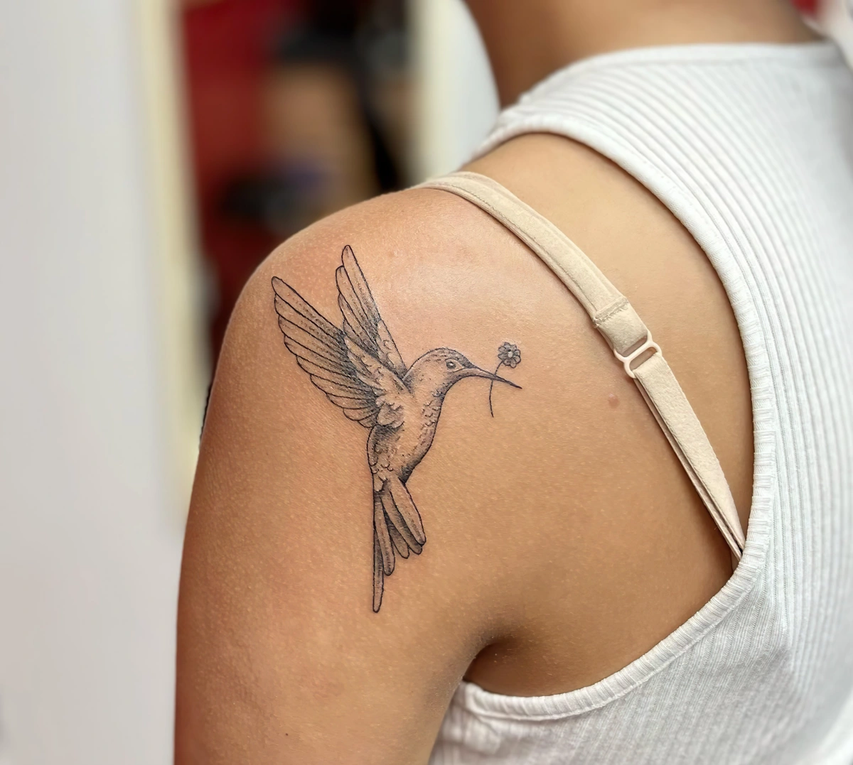 idee tatouage epaule femme nature symbole oiseau colibri vol