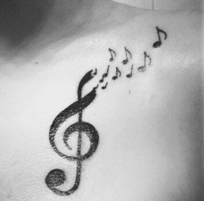 tatouage portée de musique epaule homme clef notes partition mélomane tattoo