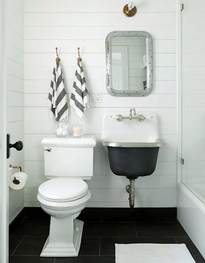 salle de bain rénovée rénover salle eau reno murs blancs mosaique idée aménagement