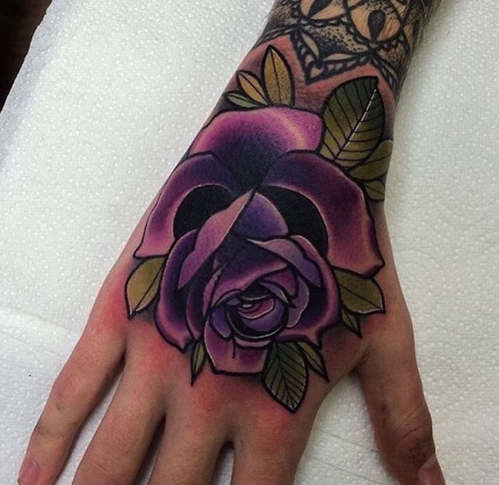 tatoo poignet femme tatouage rose main tattoo roses violet poignets