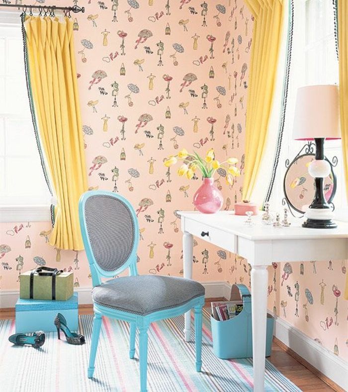 comment aménager une chambre à coucher femme, papier peint rose rose à motifs féminins, chaise bleue, coiffeuse blanche, bouquet de tulipes jaunes, tapis à rayures