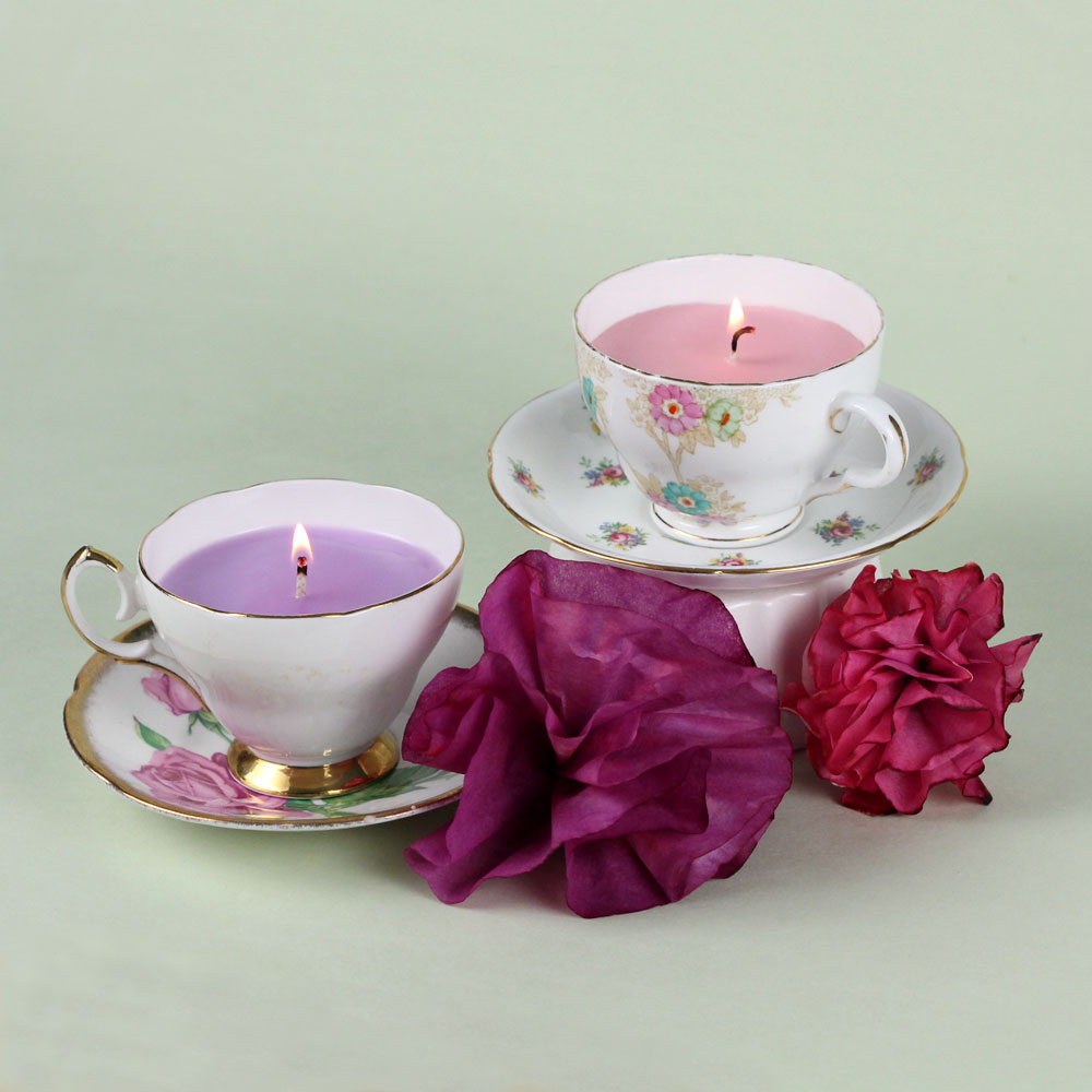 activité manuelle adulte, faire des bougies shabby chic dans une tasse à thé motifs floraux, fleurs en tissu, que faire quand on s ennuie, idée création manuelle