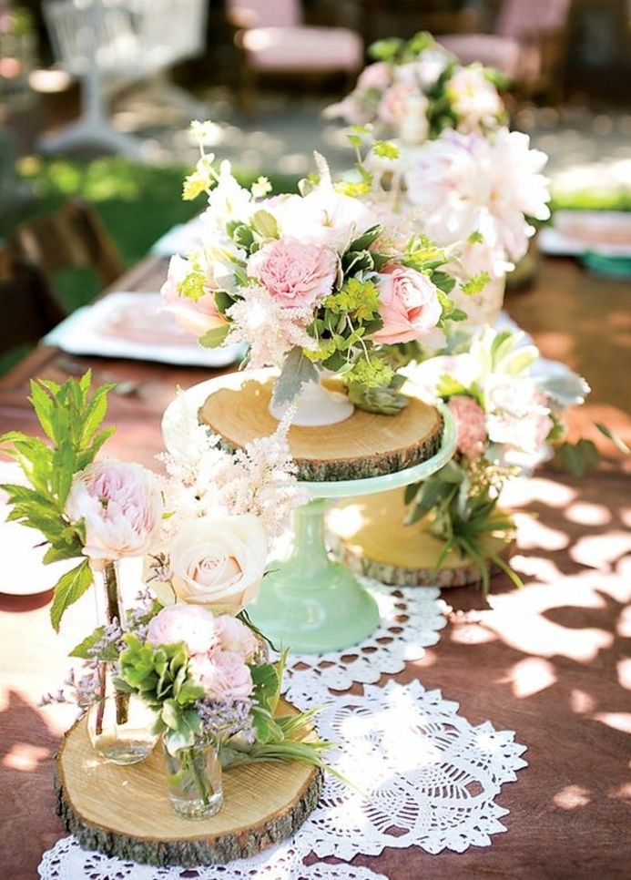 idee deco mariage champetre chic, table en bois rustique, des rondelles en bois decoratifs, chemin de table en napprons dentelle, petits bouquets de fleurs