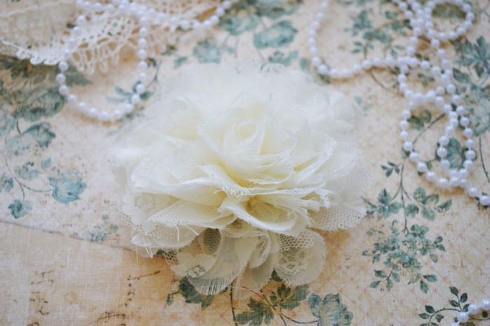 idée décoration mariage à faire soi meme, fleur blanche en dentelle, perles, projet bricolage facile et rapide
