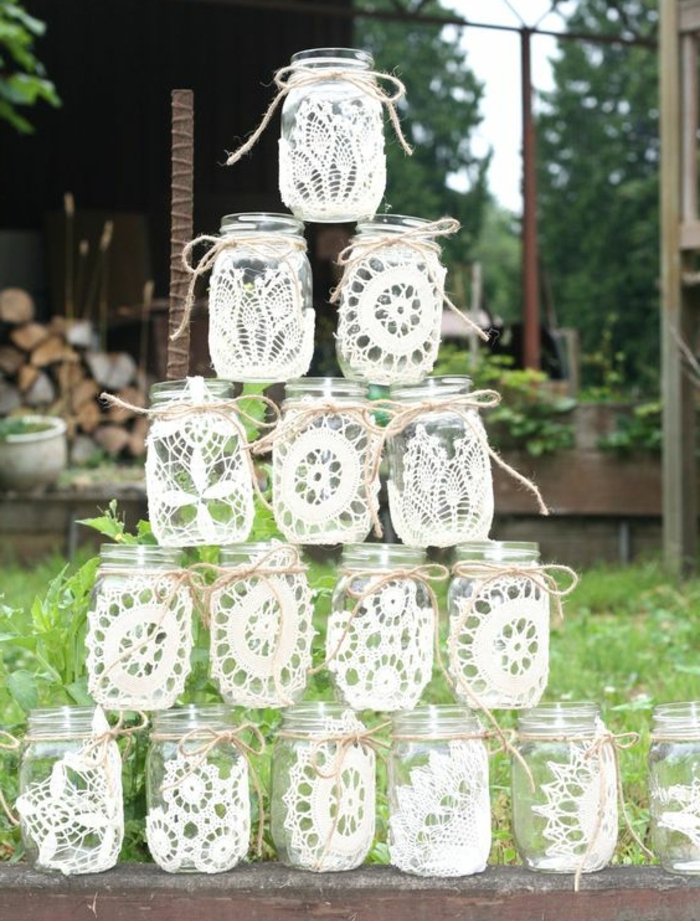 idée décoration mariage avec des bocaux en verre, customisés de dentelle blanche, et ficelles, composition decorative mariage champetre chic